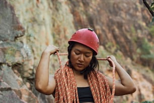 Eine Frau mit rotem Helm und Schal