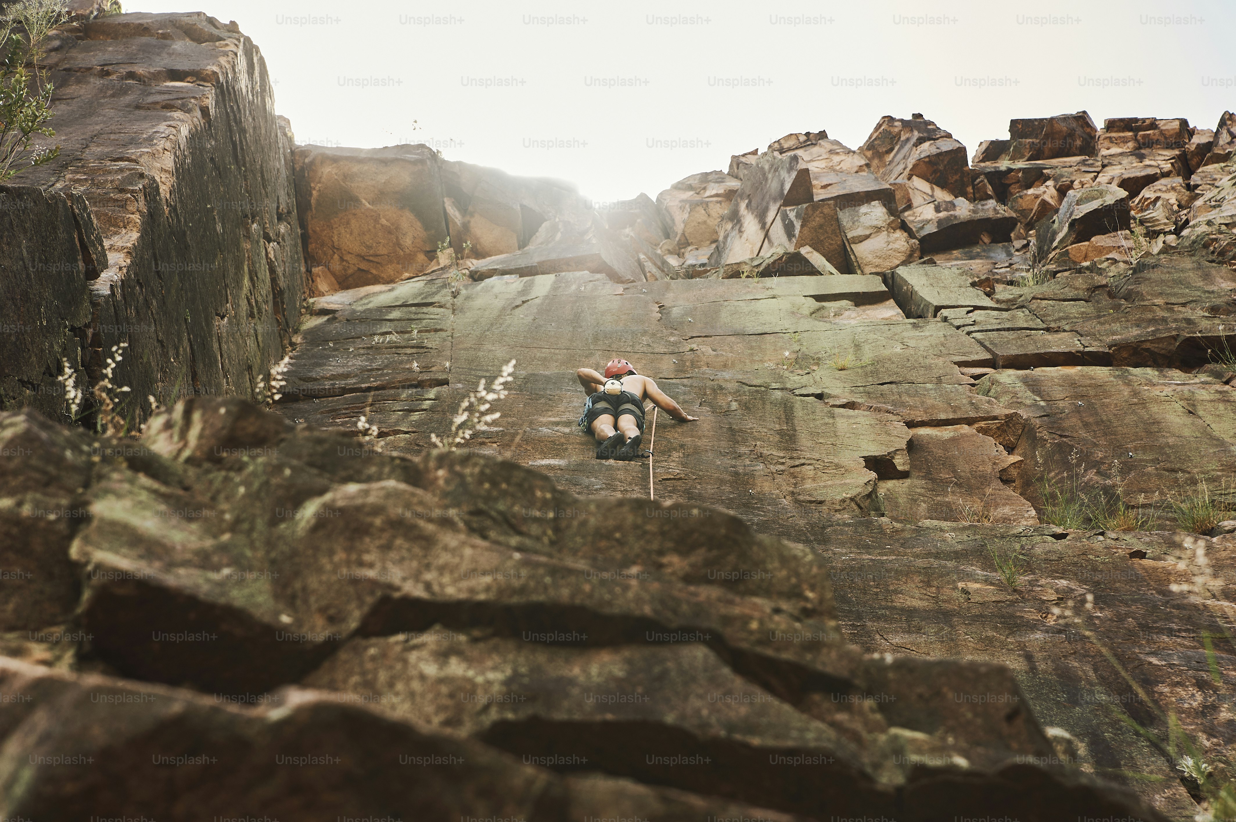 Un hombre trepando por la ladera de una montaña