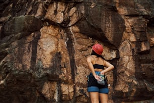 大きな岩の前に立つ女性