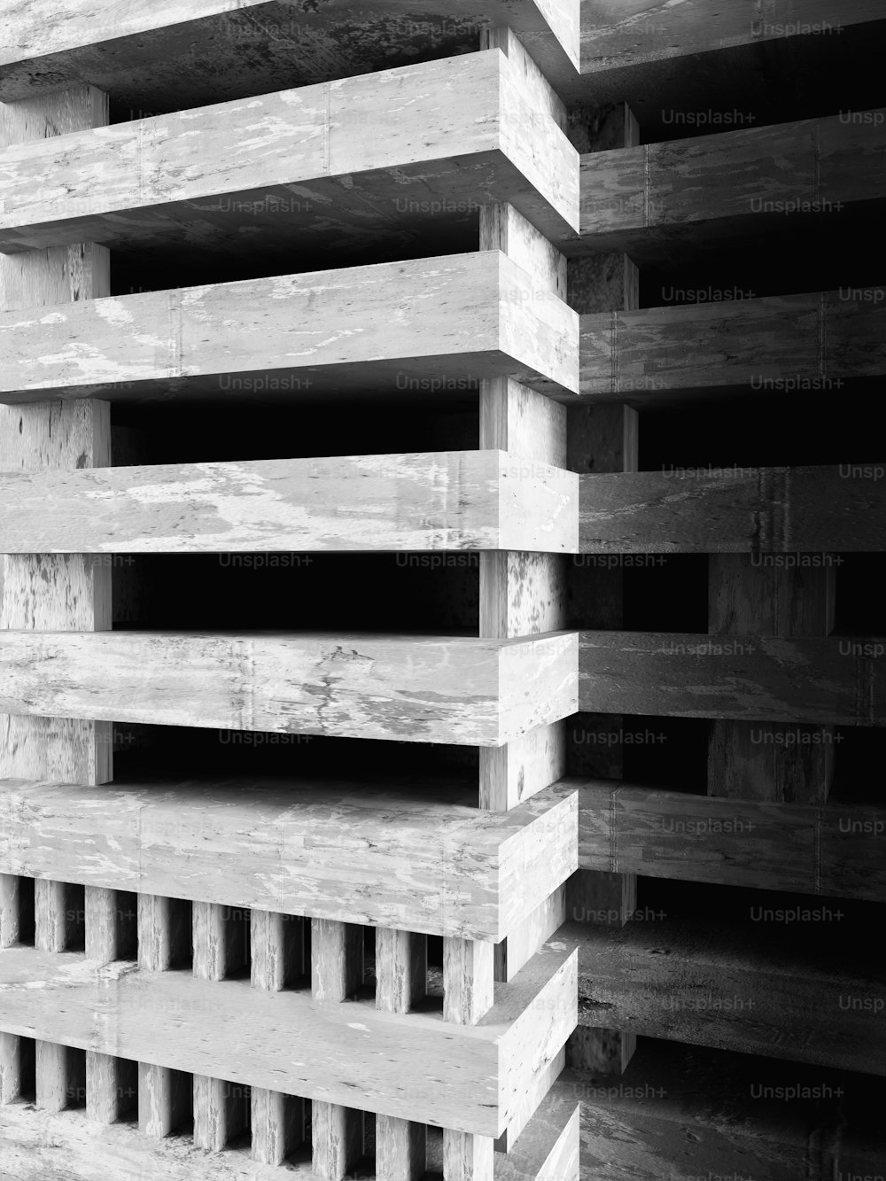 Una foto en blanco y negro de un montón de paletas de madera