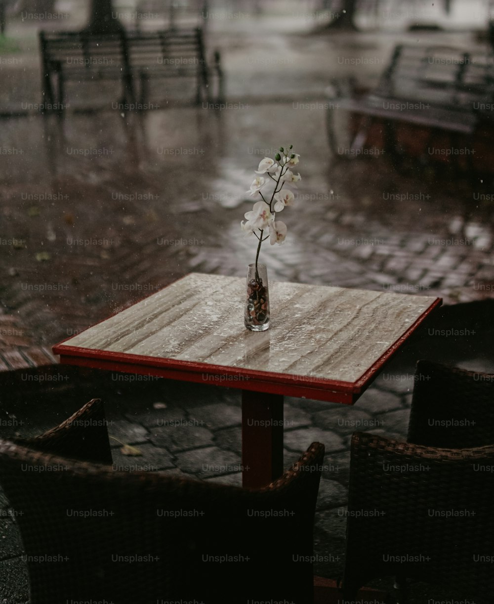 une table avec un vase de fleurs dessus