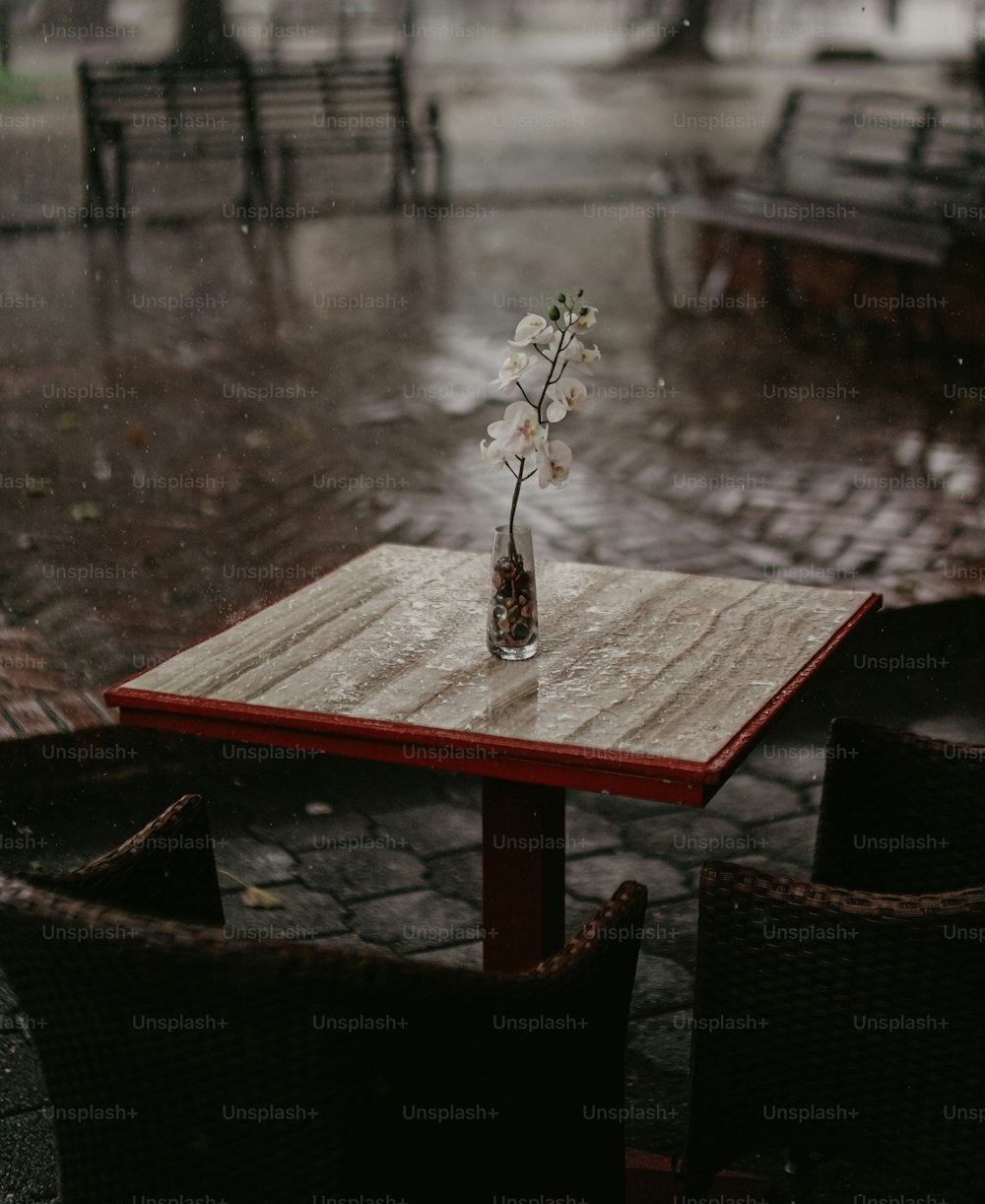 그 위에 꽃병이있는 테이블