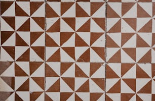 Un primer plano de un suelo de baldosas con triángulos
