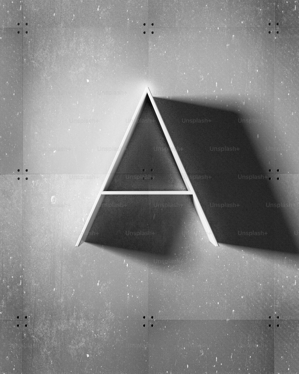 Una foto in bianco e nero di un oggetto a forma di triangolo