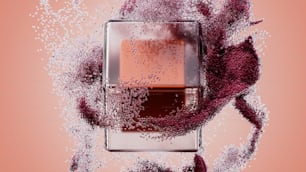uma garrafa de líquido com uma rosa em um fundo rosa