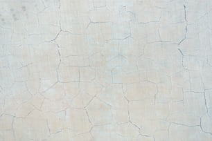 균열이있는 흰 벽의 클로즈업