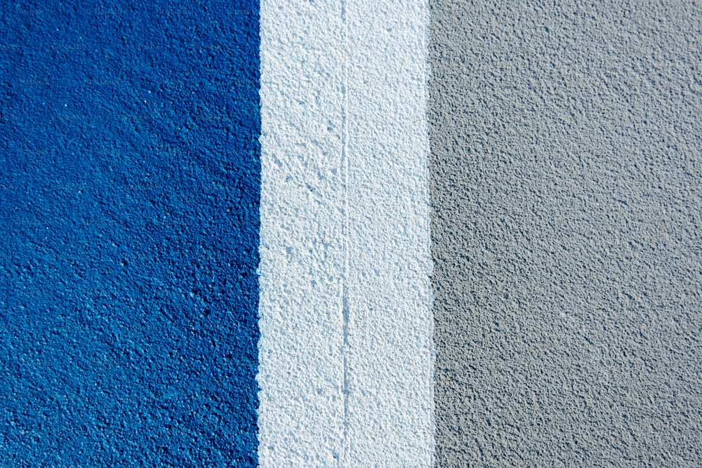 una pared azul y gris con una franja blanca
