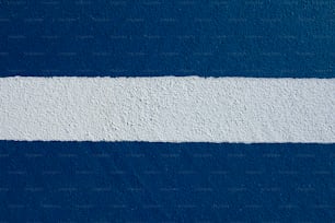 una pared azul y blanca con una franja blanca pintada