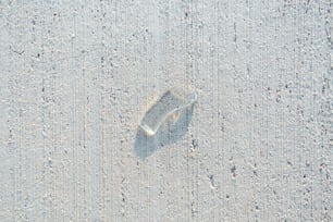 Una pequeña sombrilla sentada en la parte superior de una playa de arena