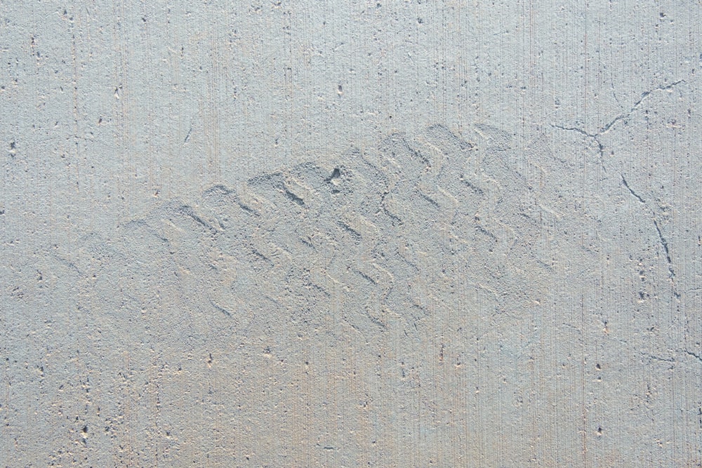 Un'immagine della parola felice scritta nella sabbia