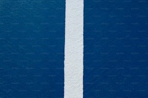 青い壁の側面に描かれた白い線