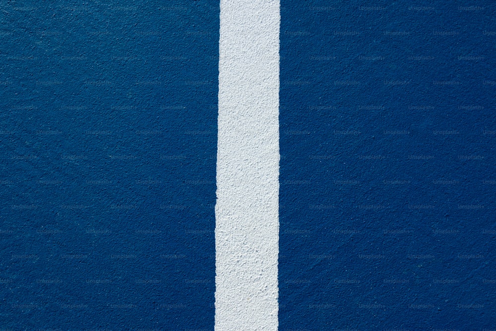 파란색 벽의 측면에 그려진 흰색 선