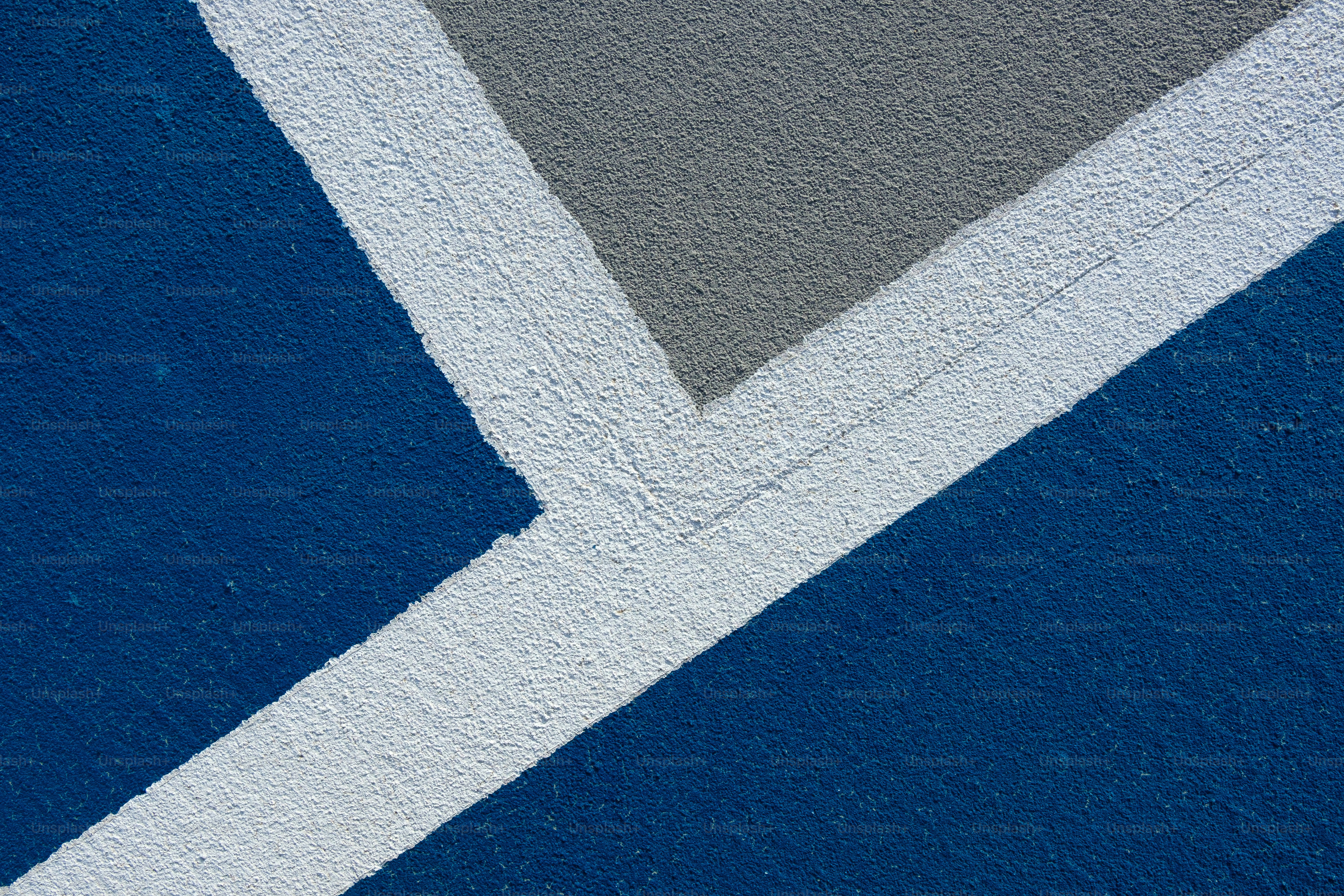 Un primer plano de una pared azul y blanca