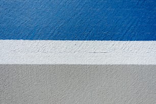 una pared azul y gris con una franja blanca