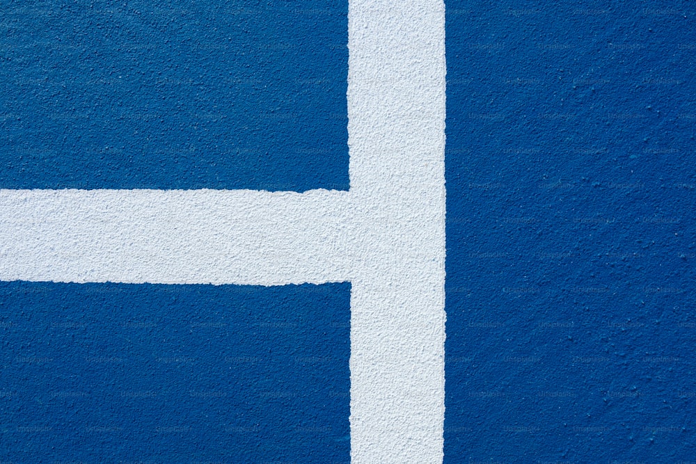 un primo piano di una parete dipinta di blu e bianco