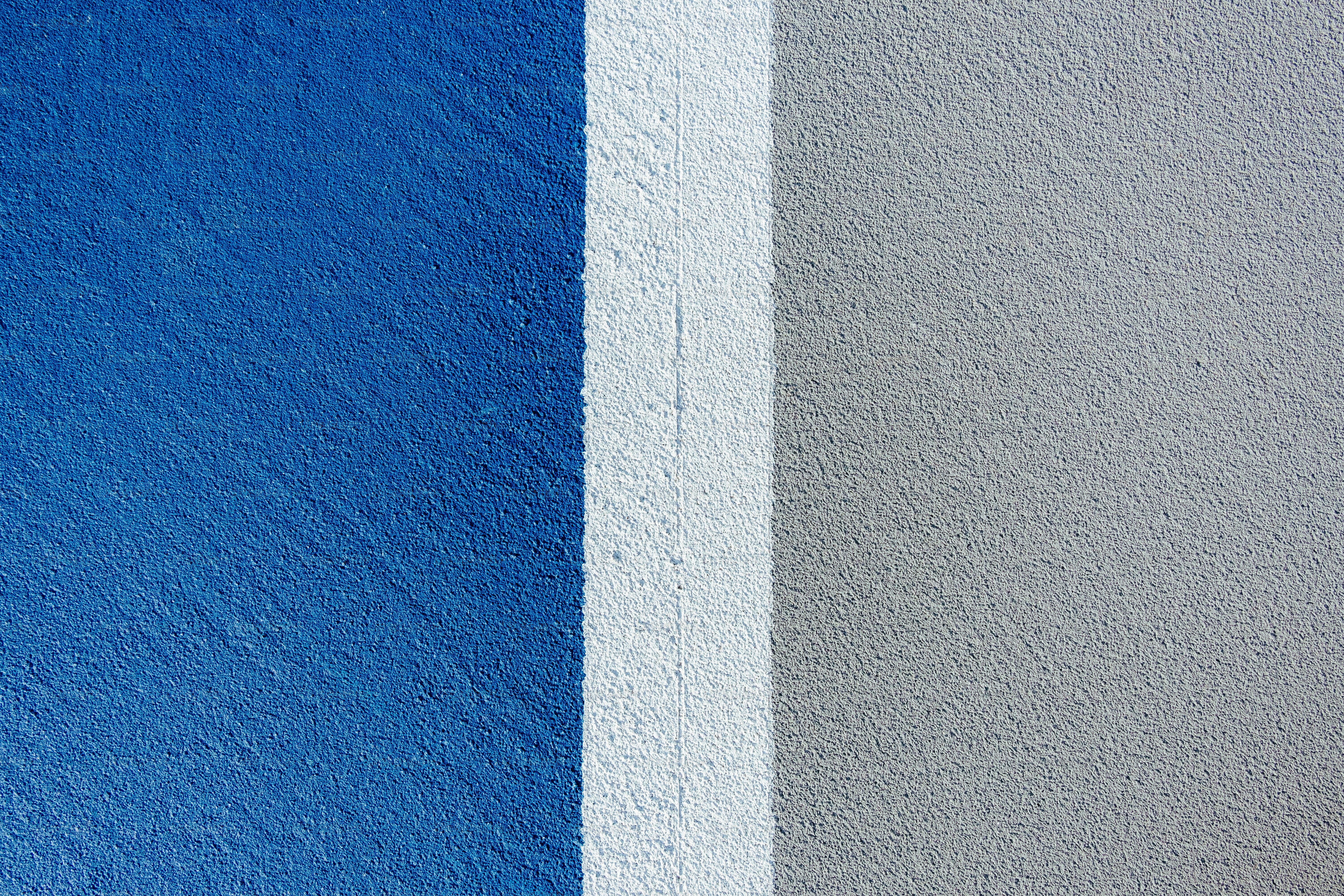 eine blaue und graue Wand mit einem weißen Streifen