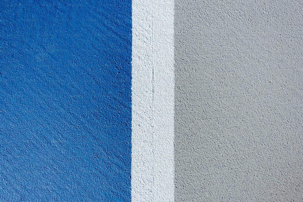 eine blaue und graue Wand mit einem weißen Streifen