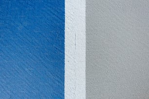 eine blaue und graue Wand mit einem weißen Streifen