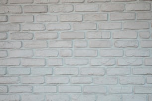 Un primo piano di un muro di mattoni bianchi