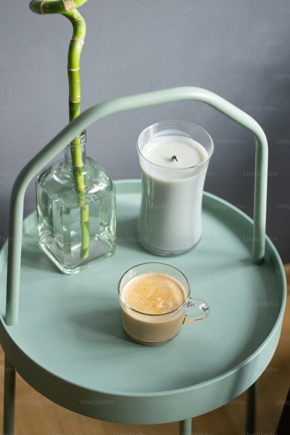 uma mesa com um vaso e uma vela sobre ela