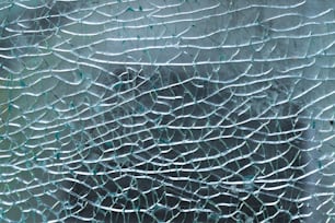Nahaufnahme eines zerbrochenen Glasfensters