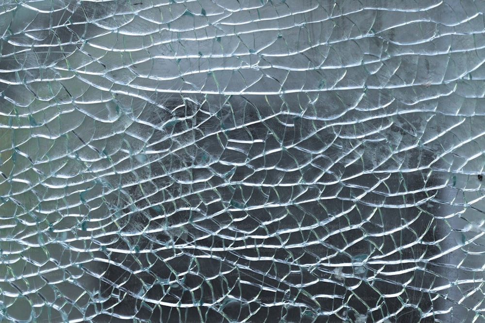Nahaufnahme eines zerbrochenen Glasfensters