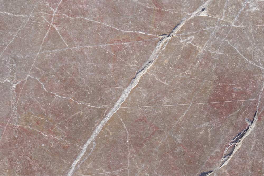 um close up de uma superfície de mármore com rachaduras nele