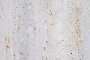 Un primer plano de una pared blanca con manchas marrones