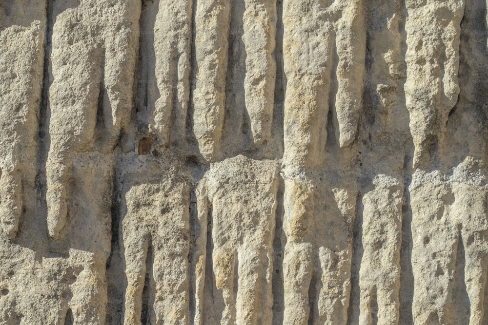 Un primer plano de una pared hecha de rocas