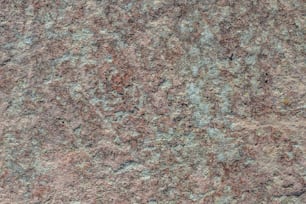 Gros plan d’une surface de pierre avec un motif brun et bleu