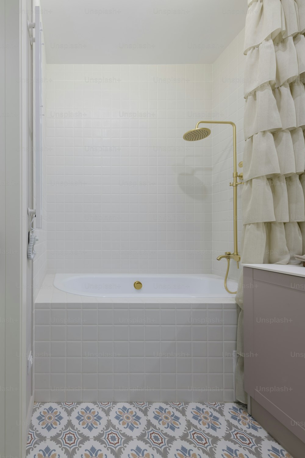 uma casa de banho com banheira e cortina de chuveiro