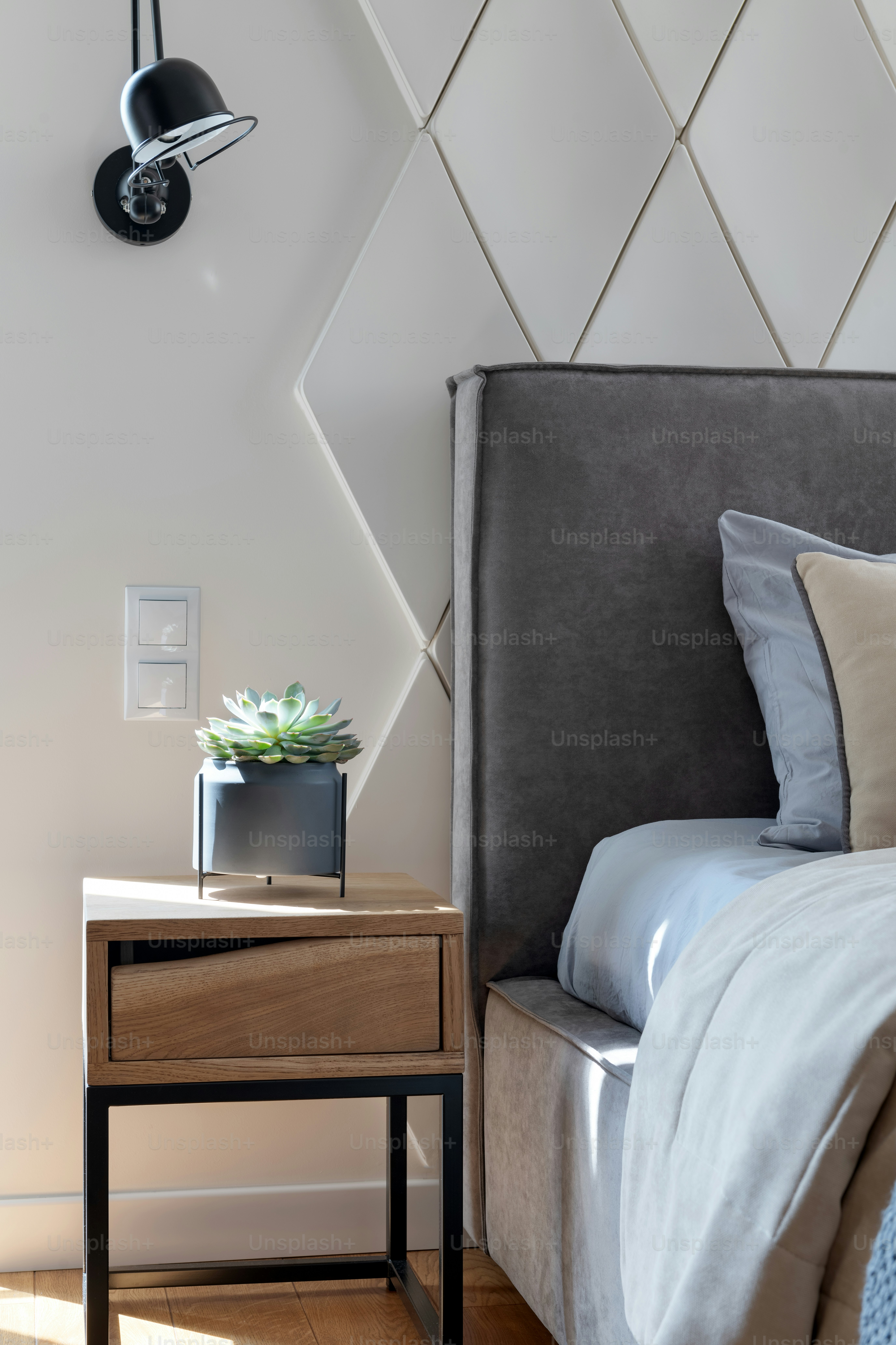 un dormitorio con una cama y una mesita de noche con una planta