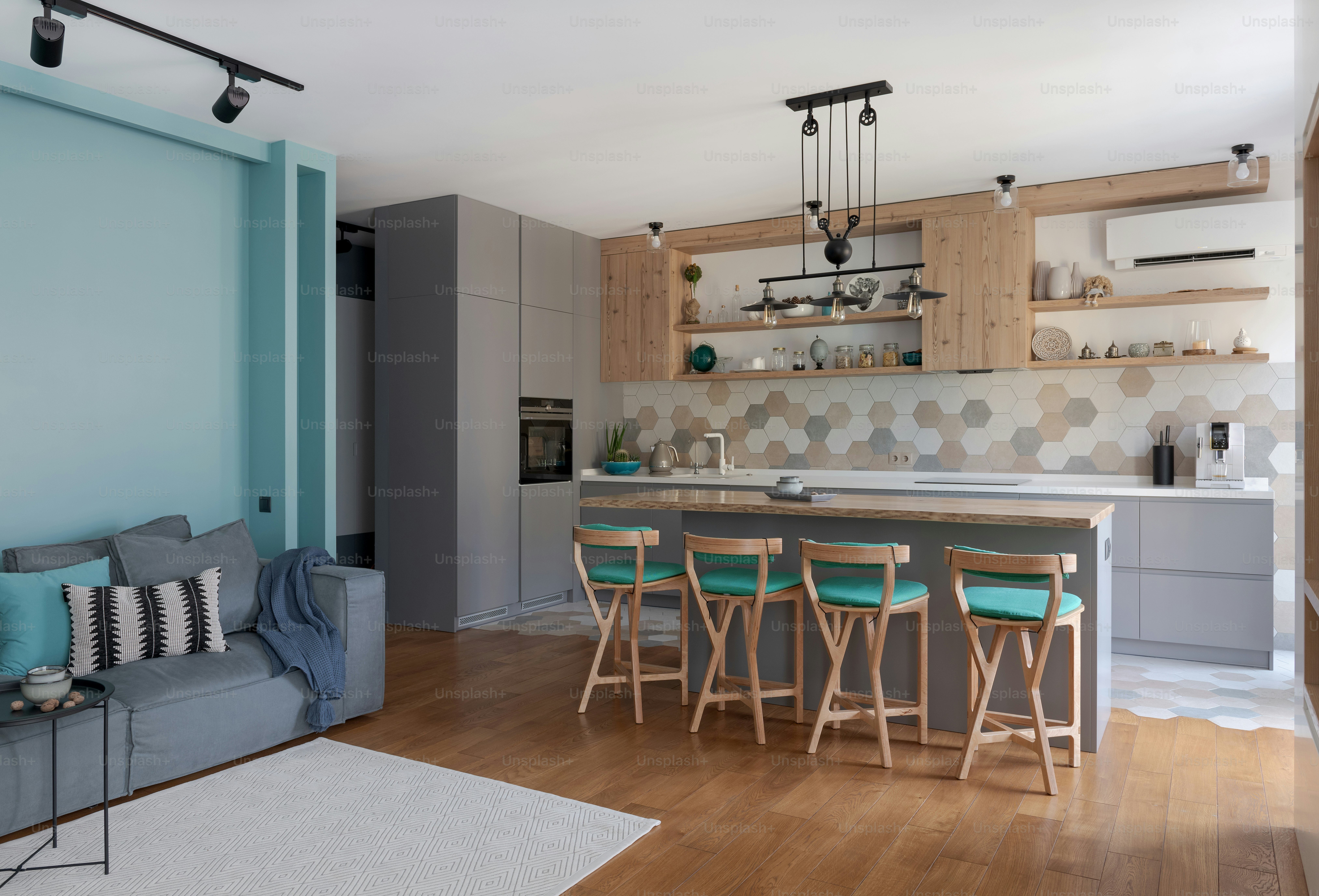 ソファ、テーブル、椅子のあるリビングルーム