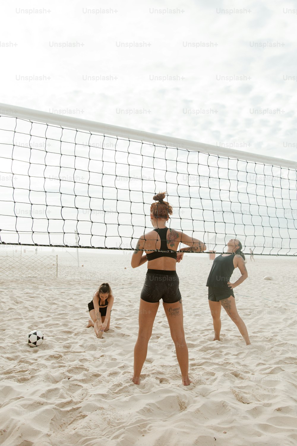 Eine Gruppe junger Frauen spielt Volleyball