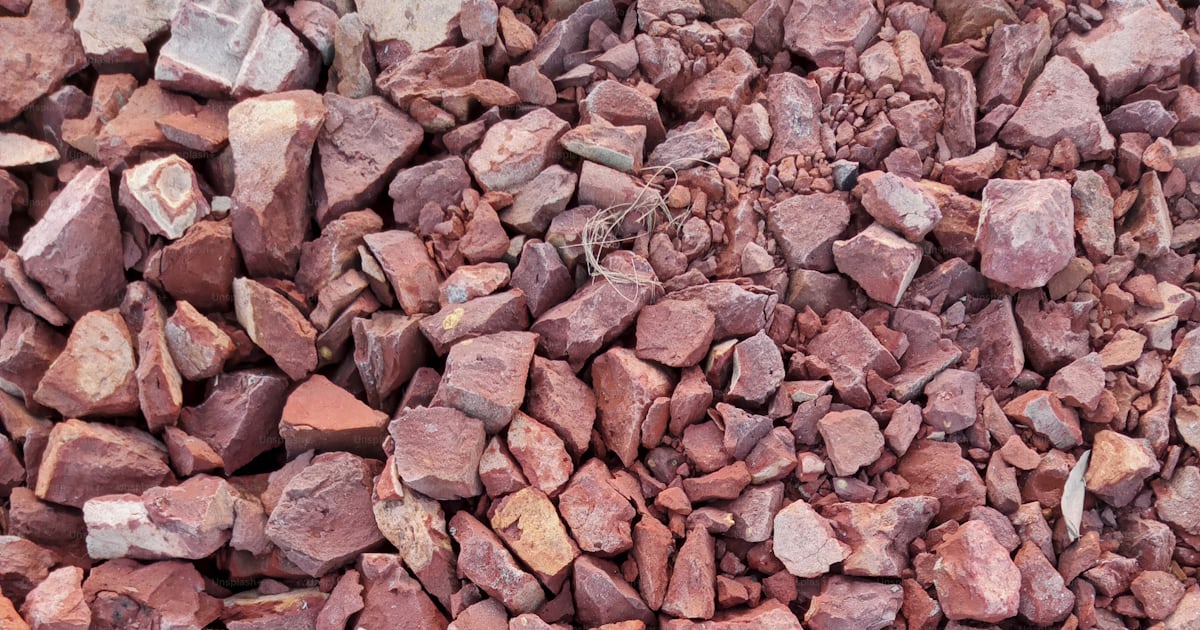 Un tas de roches rouges assises les unes à côté des autres photo ...