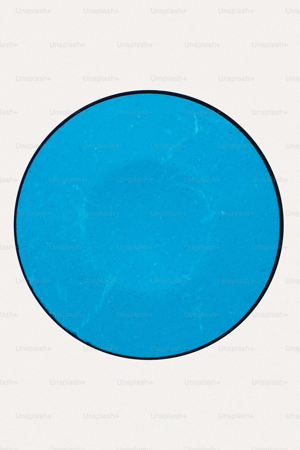 ein blauer Kreis mit schwarzem Rand auf weißem Hintergrund