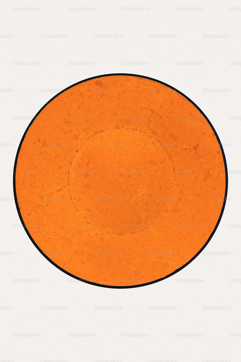 白い背景に黒い境界線を持つオレンジ色のプレート