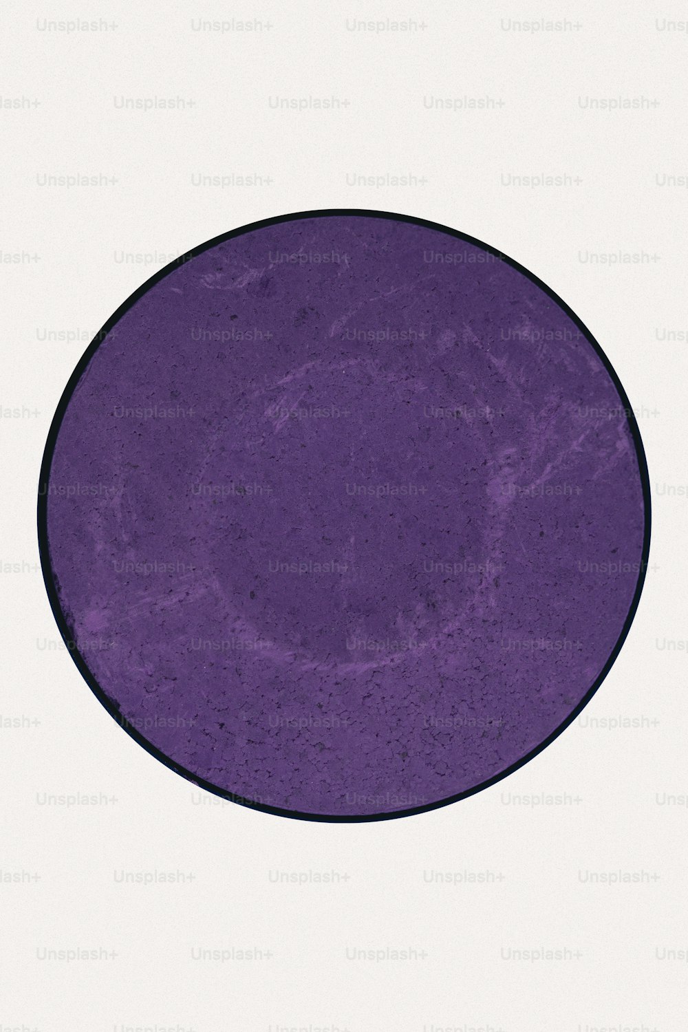 une plaque violette avec un bord noir sur fond blanc