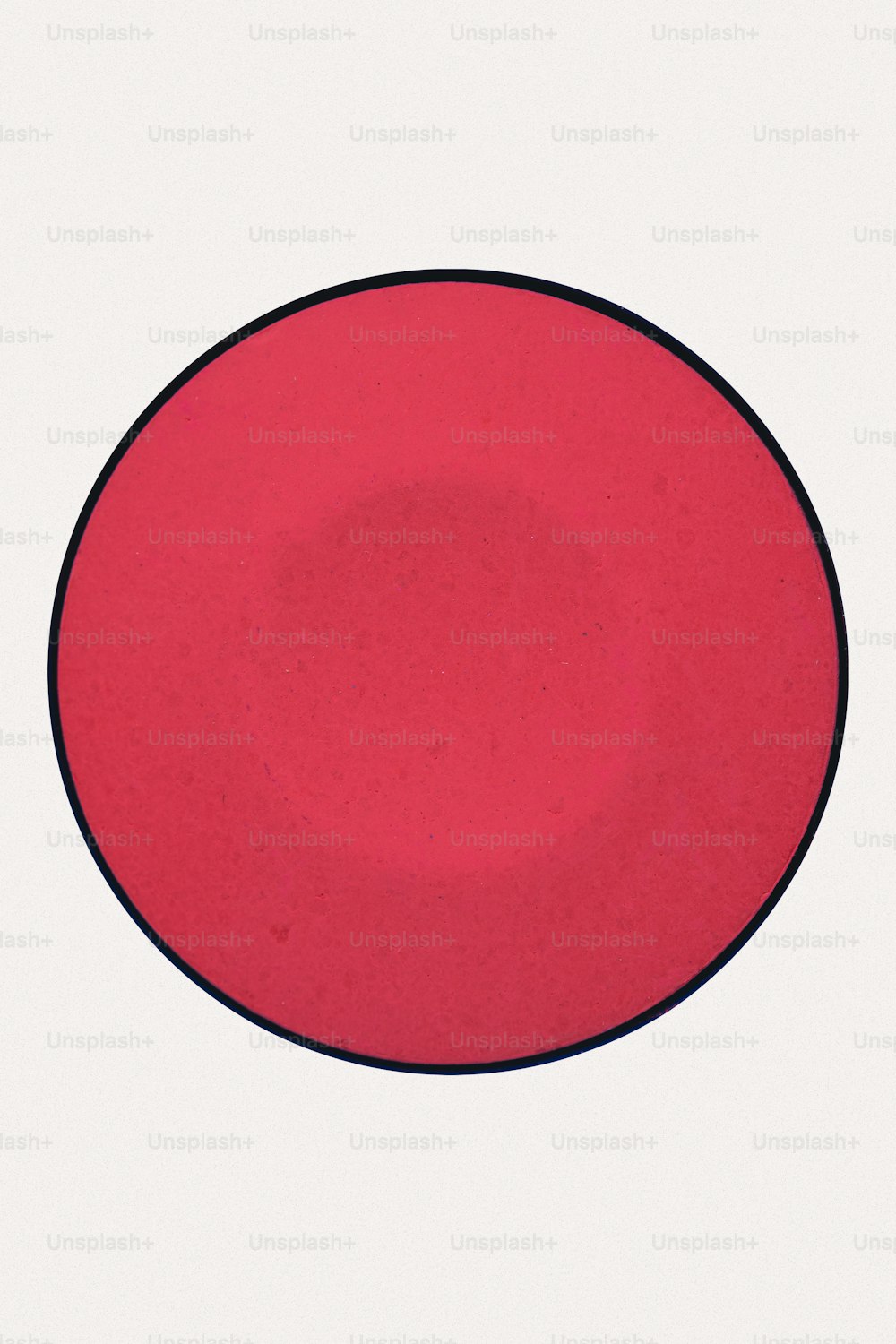 eine rote Platte mit schwarzem Rand auf weißem Hintergrund