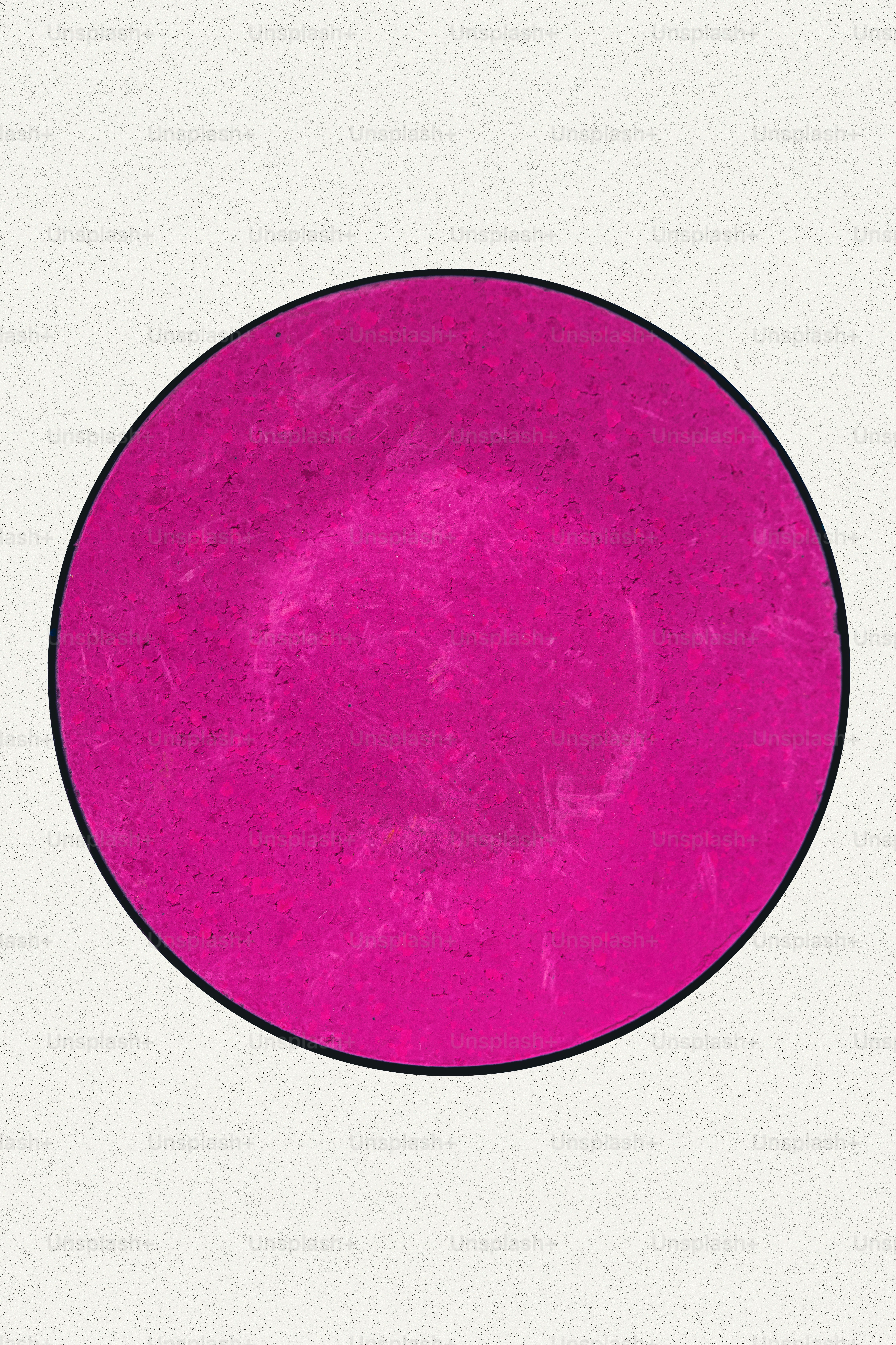 Un círculo rosa con un borde negro sobre un fondo blanco