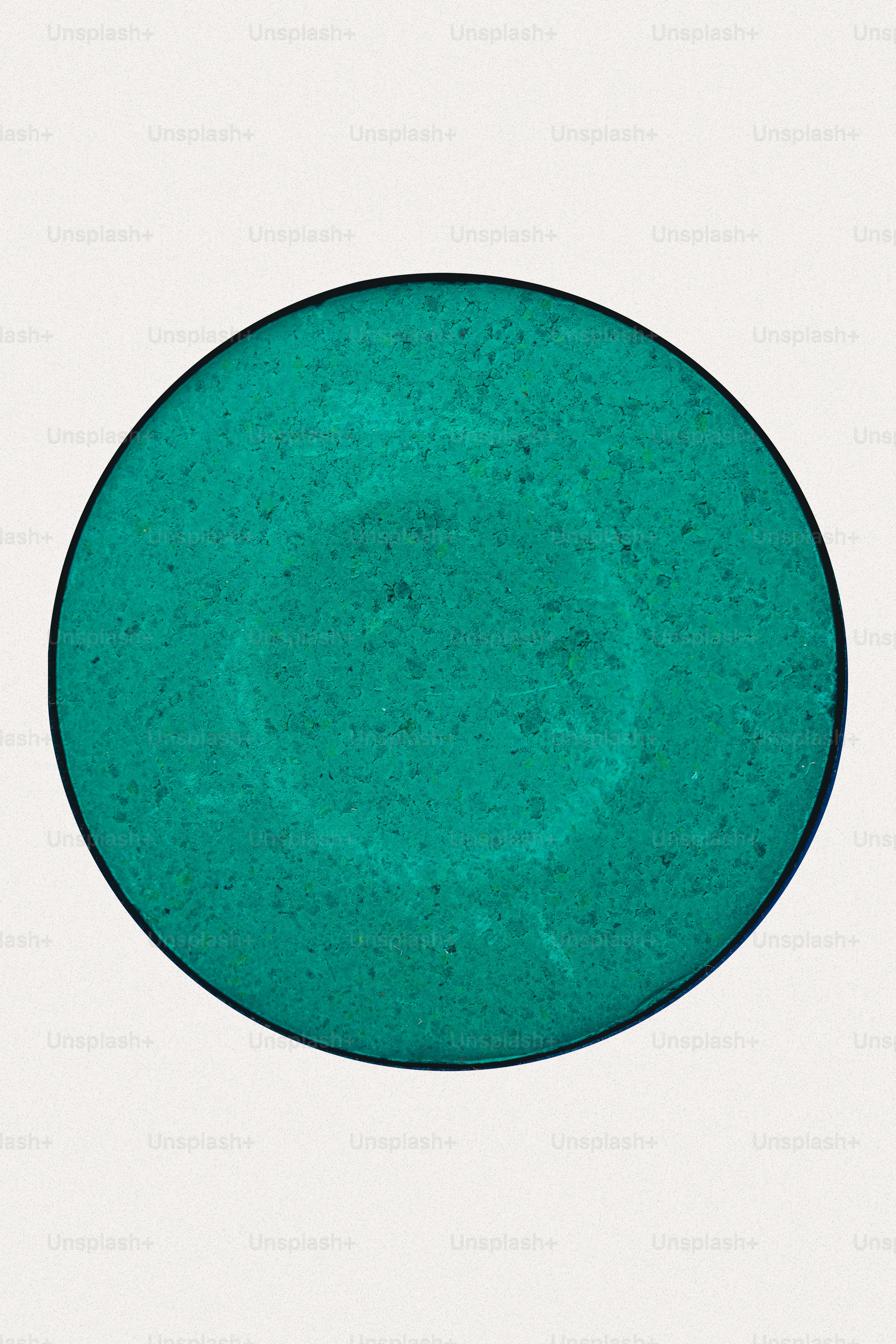 白いテーブルの上に置かれた緑色の皿