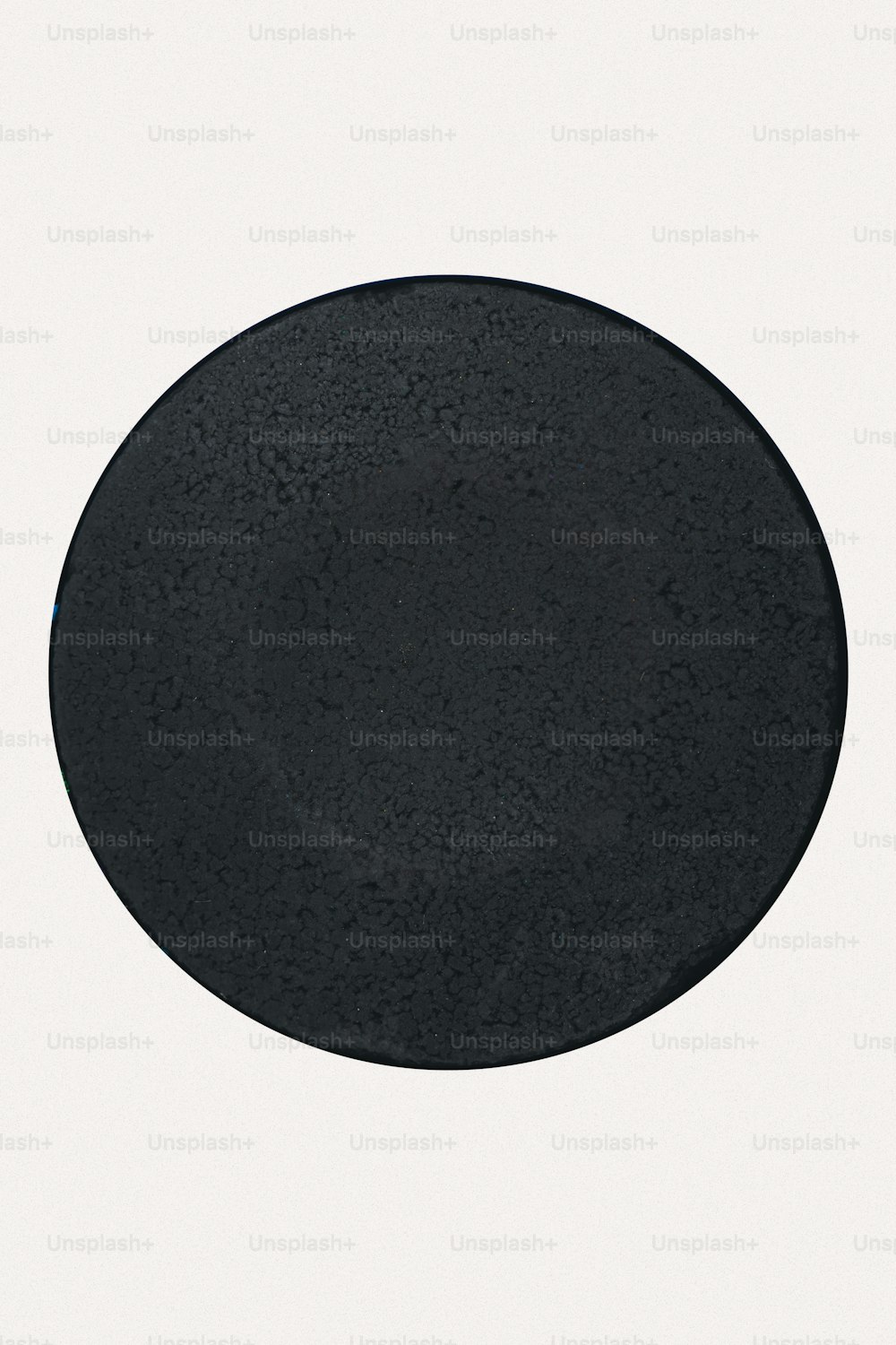 eine schwarze Platte mit weißem Hintergrund