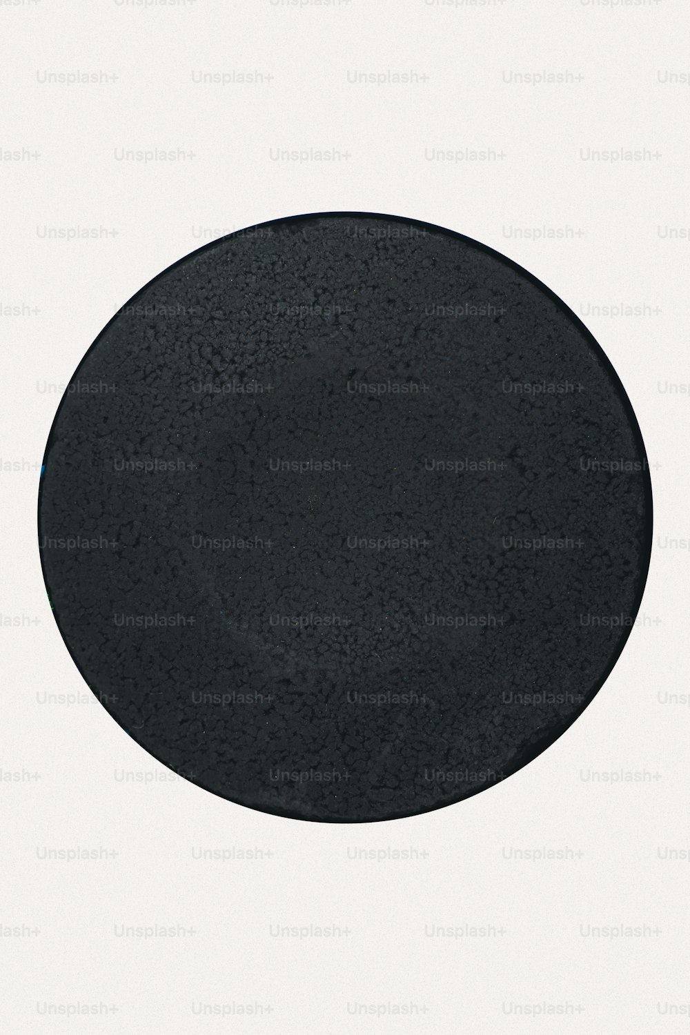 eine schwarze Platte mit weißem Hintergrund