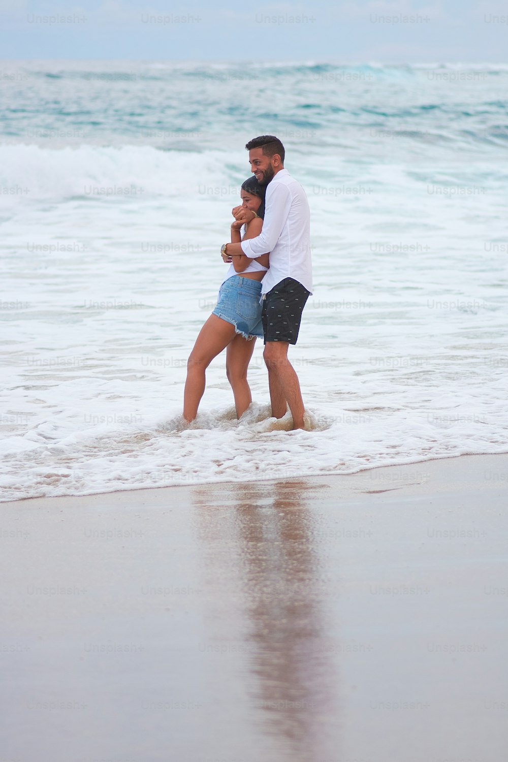 해변에서 포옹하는 남자와 여자