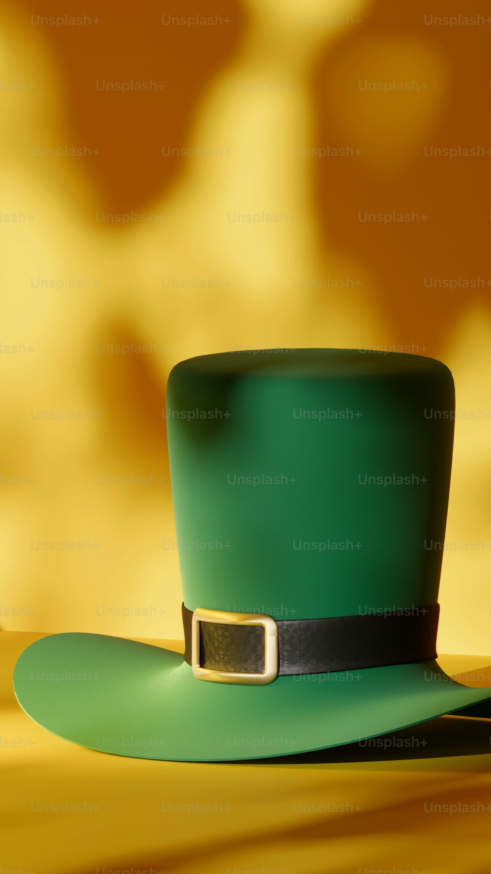 um chapéu verde sentado em cima de uma mesa