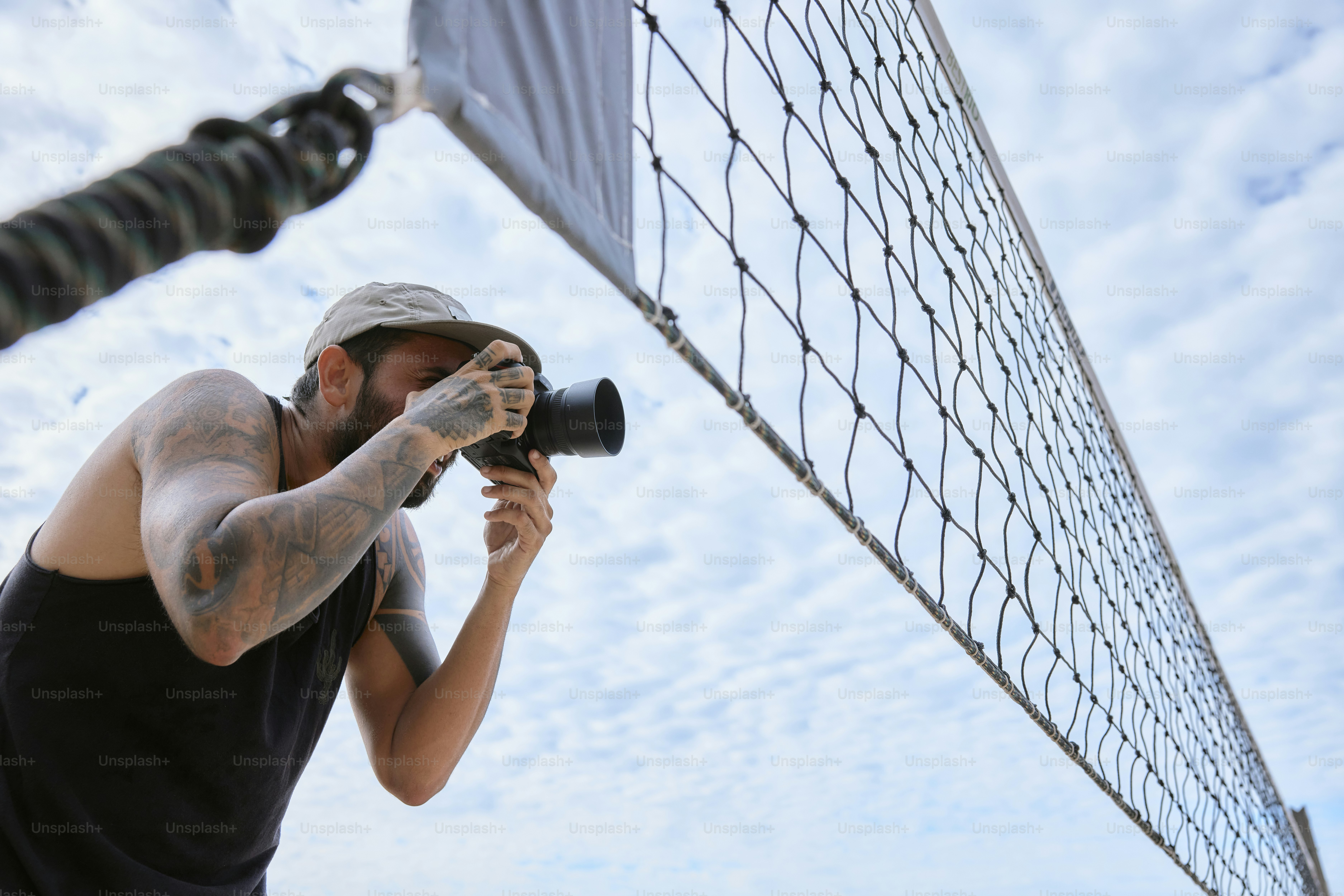 Un hombre tomando una foto de una red de tenis