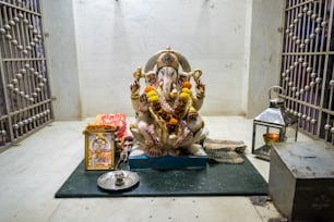 Une statue d’un Ganesh dans une cellule de prison