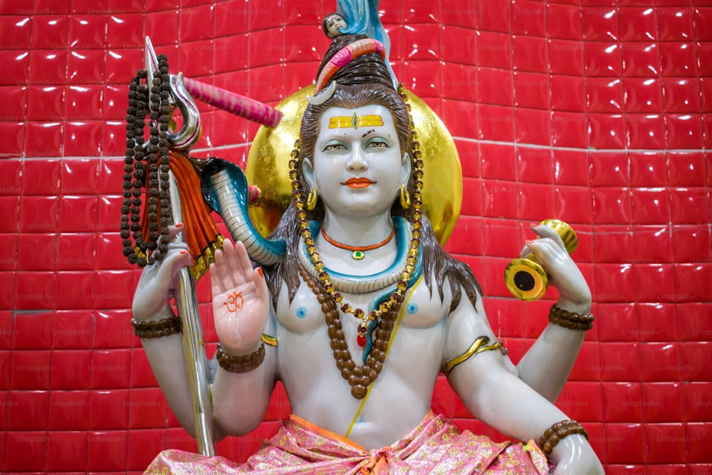 剣を持つヒンドゥー教の神の像