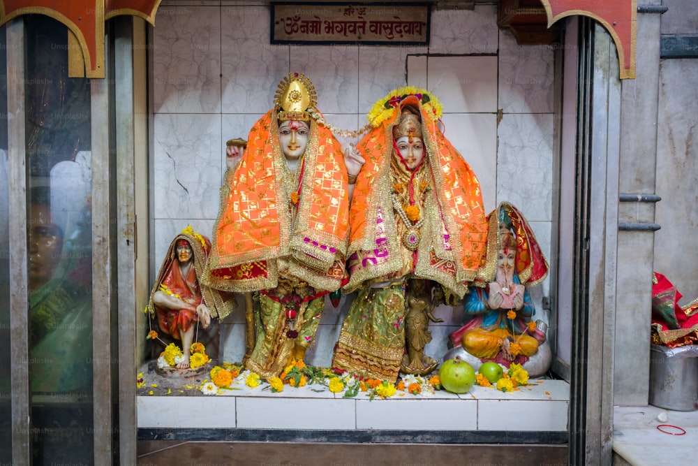 um grupo de pessoas vestidas em trajes indianos