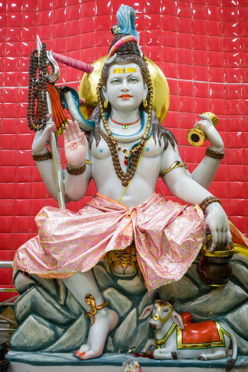 uma estátua de um deus hindu com uma espada